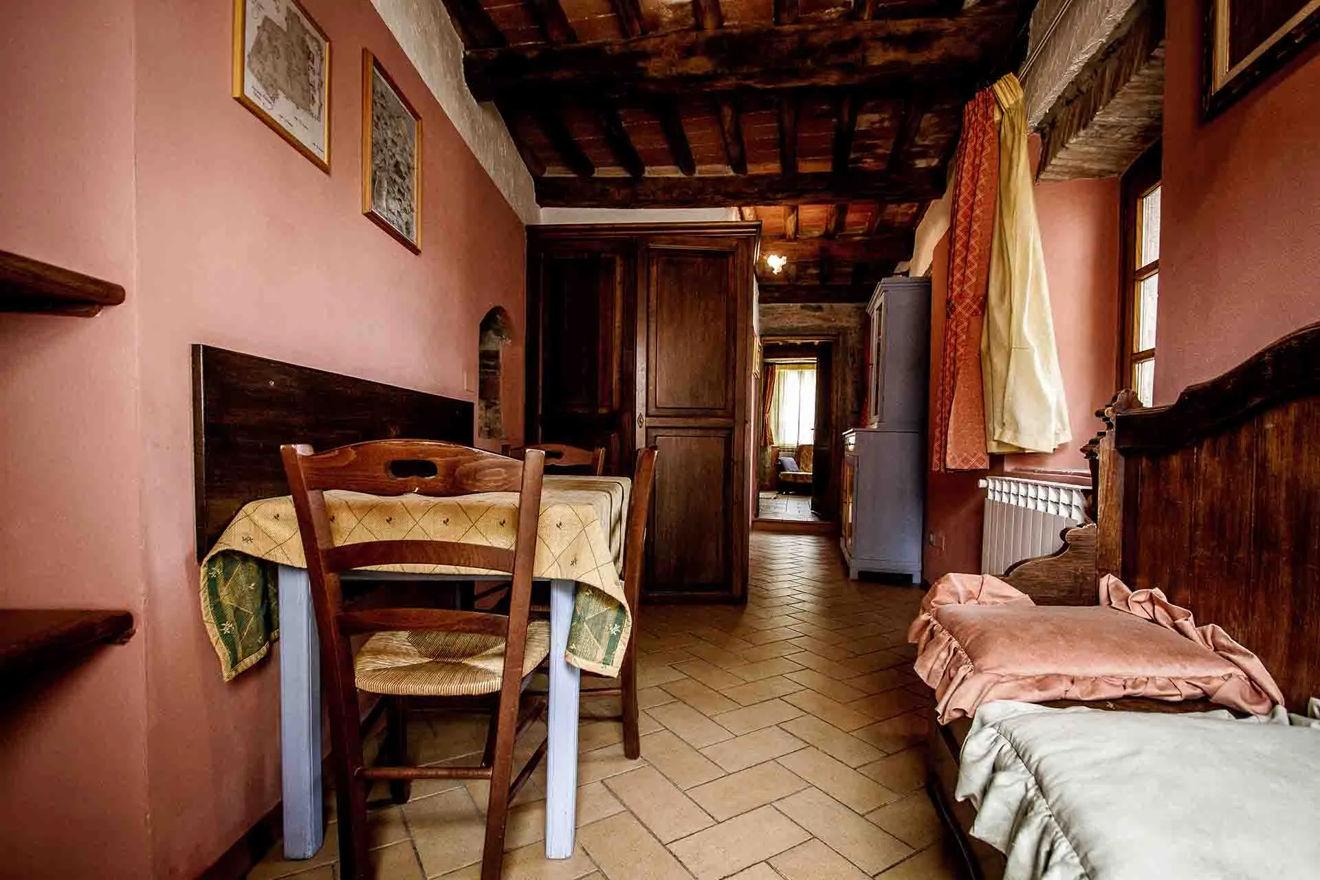 Zona giorno dell’appartamento Il Gianni con tavolo e travi a vista