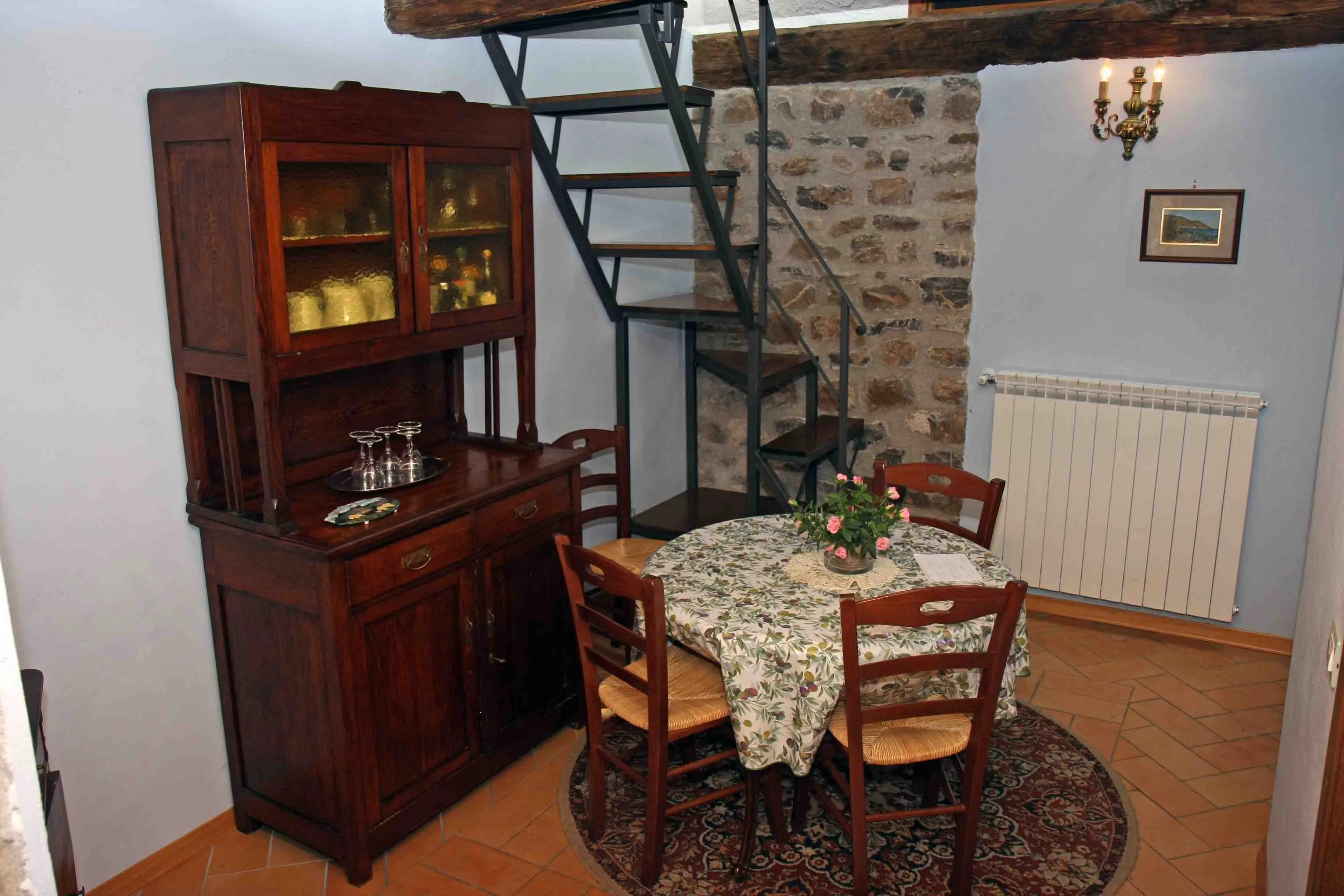 Soggiorno della Moretta con credenza antica e scala al soppalco
