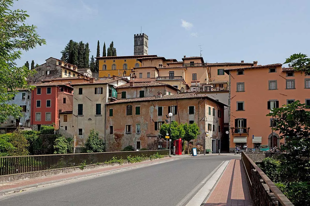 Il borgo medievale di Barga con il Duomo sulla cima