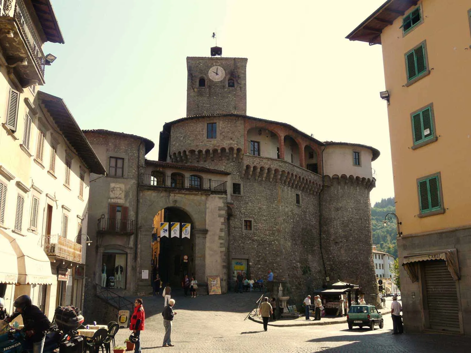 La Rocca Ariostesca nella piazza di Castelnuovo di Garfagnana