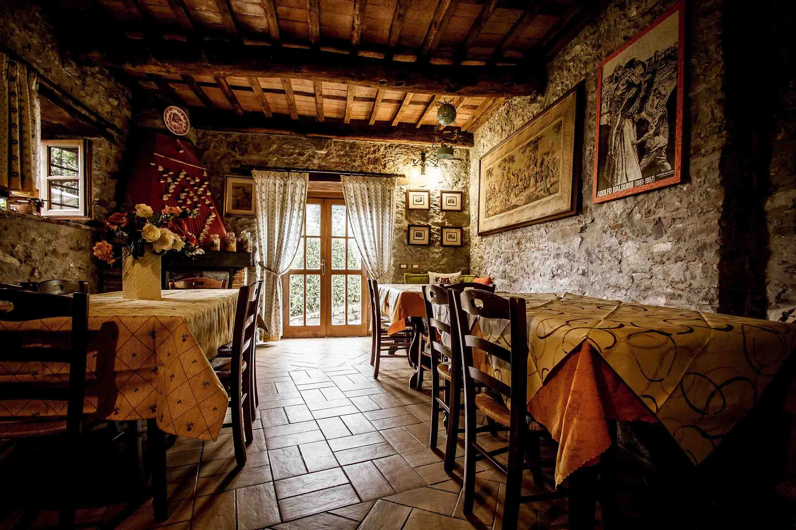 Sala colazioni con camino, travi a vista e muri in pietra